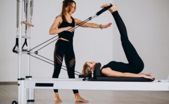 Reformer Pilates gyakorlatok: 3 kedvenc, ami minden órán előkerül!